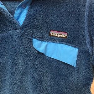 Patagonia fleece pullover with hood and pockets 💙